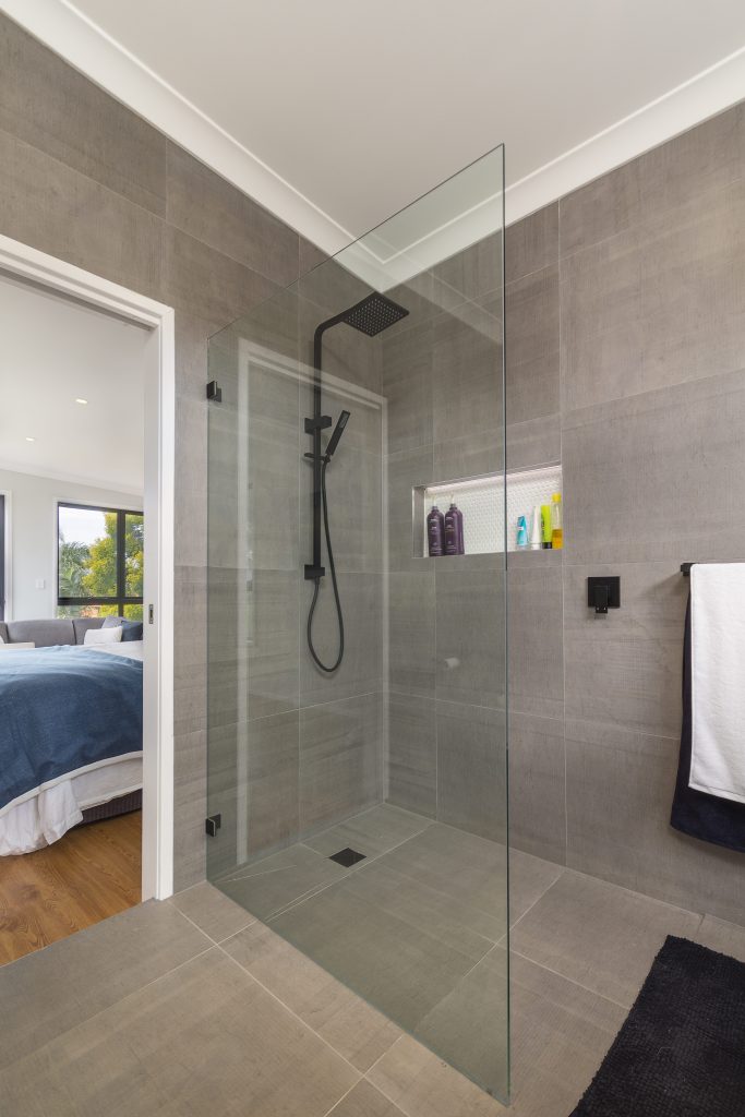 Frameless shower screen with recessed niche in shower